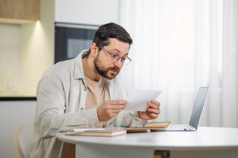 妻が「送料無料だから」とAmazonでトイレットペーパーを買います。少しかさばっても近所の「ドラッグストア」のほうが安くて節約できそうな気がしますが、実際どちらがお得なのでしょうか？