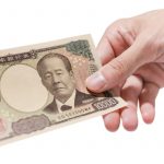 実家に帰省したら両親から「滞在費1万円を払って」と言われました。実家とはいえお金を払うのが普通なのでしょうか？