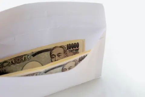 実家に帰省したら、祖母が「税金対策だ」と12月31日と1月1日に「100万円」ずつくれました。1日ずらすことに、何か意味はあるのでしょうか…？