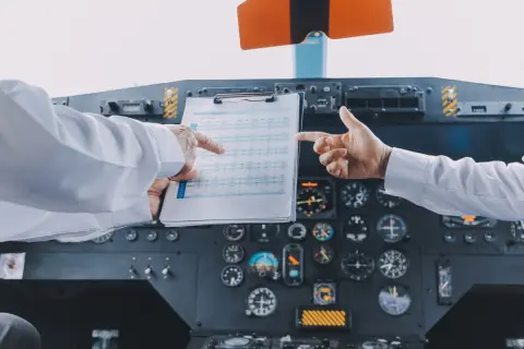 子どもの将来の夢はパイロット！ パイロットになるための学校の「費用」はどれくらいかかるの？