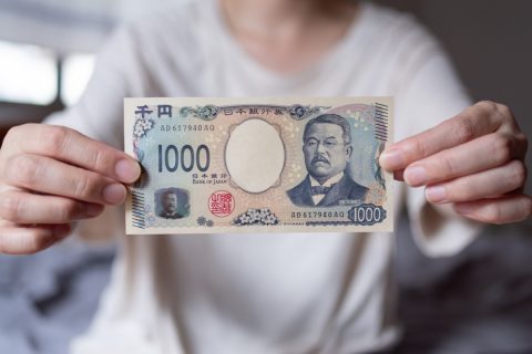 「お釣りを1000円多くもらえた！」と喜ぶ友人。お店側のミスでも返金しないと「逮捕される」と聞きましたが、返さなくて大丈夫なのでしょうか…？