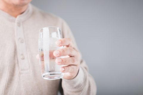 友人とサイゼリヤに行ったら、ドリンクバー代を払っていないのに「炭酸水」を飲んでいた！ タダなのは「水」だけじゃないの？ 意外と知らない大手ファミレスのサービスを紹介