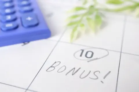 2024年の「冬ボーナス」は、実際いくらだった？ もっとも高いのは50代前半男性の「81万6478円」という結果に