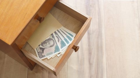 お正月に実家に帰ったら「200万円」のタンス預金を発見しました。家に大金を置いておくのは怖いので銀行に入金してほしいのですが、入金すると税金がかかるのでしょうか？