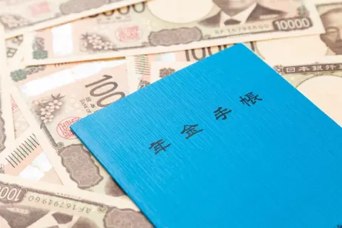 今年63歳になる母が「パートを辞めて早めに年金をもらう」とのこと。月9万円の場合「85歳を過ぎると損」と聞きましたが、実際どれだけの差になるのでしょうか？