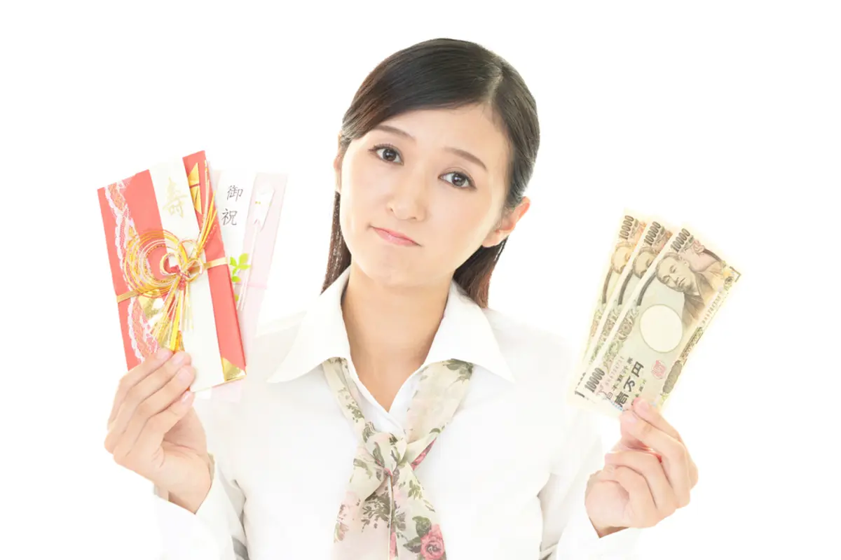 金欠で友人の結婚式のご祝儀「3万円」が出せない…！中途半端に「2万円」包むなら、欠席した方がいいですよね？