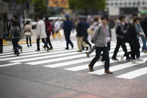 信号のない横断歩道で「お先にどうぞ」と歩行者から合図が！→発進したら「進行妨げで9000円の反則金」と同乗者に注意されたけど、道を譲られた場合でも「違反」になるのでしょうか…？