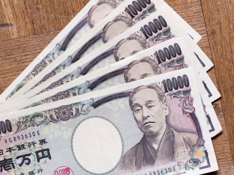 70代で一人暮らしの父が、生活保護を受けることに。息子として毎月「5万円」ほどの援助を考えているのですが、その分支給額は減ってしまうのでしょうか？