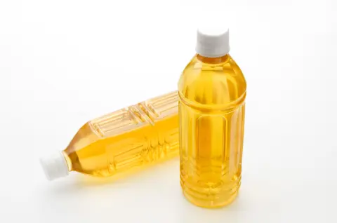 お茶を沸かすのが面倒で1本55円の「ペットボトル」のお茶を買っています。もちろん沸かすよりも安いですよね？