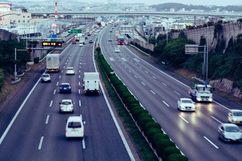 日本の高速道路の最高速度は「時速120キロメートル」。ほとんどは「時速100キロ」ですが、速度制限はどのようにして決められるのでしょうか？