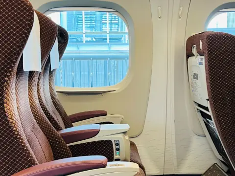 新幹線の「指定席」を取ったのですが、人と距離が近いのは苦手なので隣の席も予約したいです。料金さえ払えば「1人で2席」取っても大丈夫ですよね？