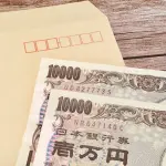 私は春から「新社会人」になるのですが、実家の親に「毎月3万円入れてほしい」と言われました。都内で一人暮らしを始めるためあまり余裕がないのですが、「実家への仕送り」は一般的なのでしょうか…？