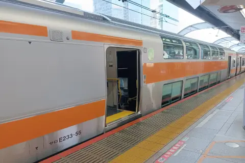 3月15日にいよいよ中央線の「グリーン車」がサービス開始になると聞きました！私は「八王子」から「東京」まで通勤しているのですが、「グリーン車」に毎日乗ると年間いくらくらいの費用が必要ですか？