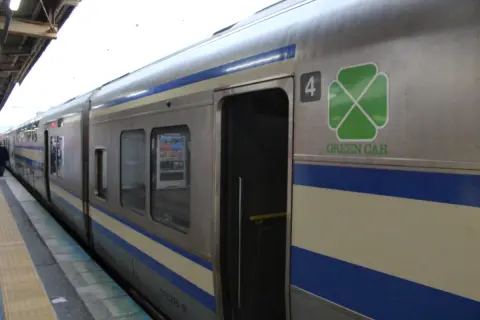 東海道線の「グリーン車」に乗っていたところ、戸塚で横須賀・総武線快速に「乗り継ぎ」になりました。津田沼まで行きたいのですが、引き続き「グリーン車」に乗ることはできますか？