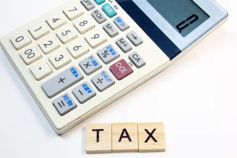 友人はフランス旅行で高価な「ブランド品の財布」を買ったそうです。「高かったでしょ？」と聞いたところ「VATが戻ってきたからお得だったよ」との回答。「VAT」とは何ですか？