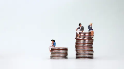 派遣で「時給2000円」の仕事をしています。「正社員」になった場合の収入とどのくらい差があるのでしょうか？