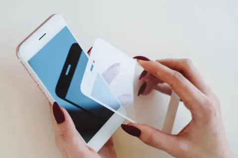 スマホを守るための「保護フィルム」どれを選べば正解？「選び方」や「上手な貼り方」を解説