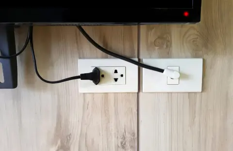 「電気代がかかるから」とテレビのプラグをこまめに抜く妻。コンセントに毎回さすのがめんどうなのですが、電気代はさほど変わりませんよね？