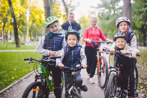 子どもが4人いて「専業主婦」のママ友が羨ましい！子どもが4人いる世帯の年収ってどのくらい？