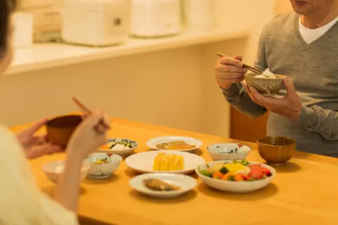 「年金暮らし」の「夫婦」の「月の食費」はどのくらい？ 趣味などに自由に使えるお金についても解説