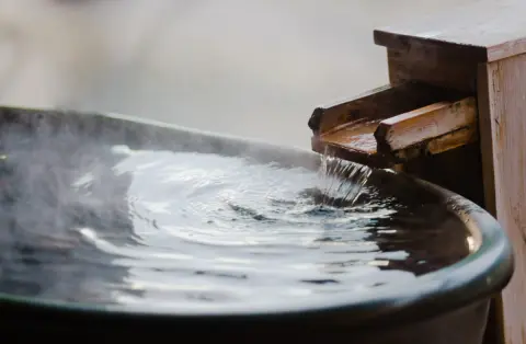 「源泉かけ流し」の温泉旅館に先日泊まりましたが、お湯があふれているようには見えませんでした。「かけ流し」とは常にお湯が流れ続けていることではないの？