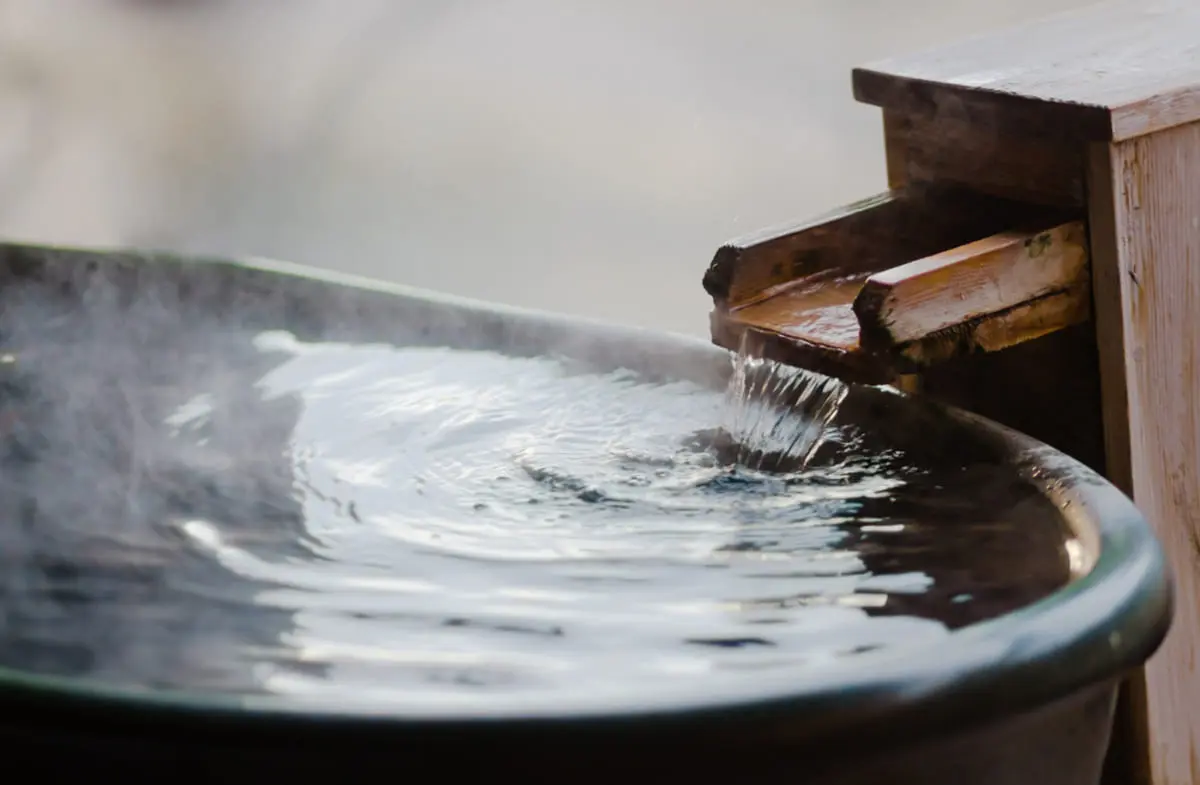 「源泉かけ流し」の温泉旅館に先日泊まりましたが、お湯があふれているようには見えませんでした。「かけ流し」とは常にお湯が流れ続けていることではないの？