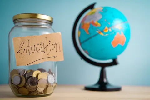 子どものカナダへの留学費用「50万円」が支払えず、留学をあきらめてもらうことになるかもしれません。なんとかして留学させる方法はあるのでしょうか？