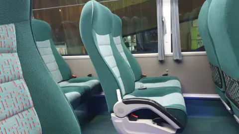 40代になって高速バスでの移動が「腰痛持ち」にはつらくなってきました…普通席ではなく「上位グレードシート」だと費用はどのくらい変わりますか？