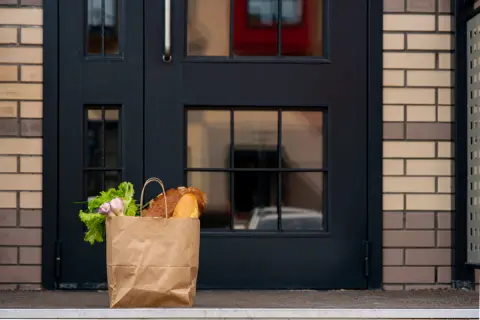 70歳の母が「つい買いすぎてしまう」と生協で毎週「1万円」分の注文をしています。いくらくらいの注文が一般的なのでしょうか？