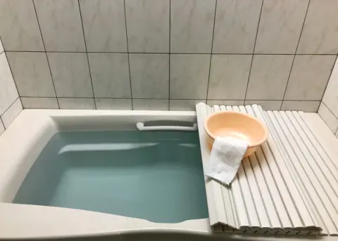 70代の母は「冬は汗をかかないから」といって、お風呂は3日おきに入っているそうです。中2日はお湯で絞ったタオルで体を拭いているそうなのですが、衛生的に問題はないのでしょうか？