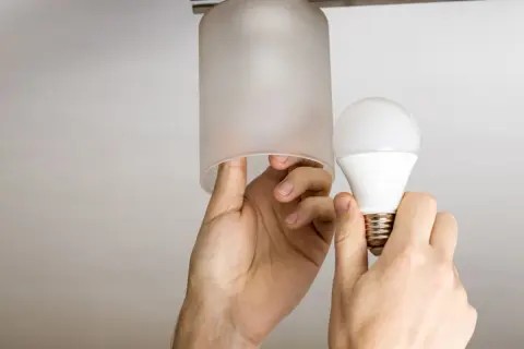 2027年には「蛍光灯」が買えなくなる!?「LED」にすると電気代はどのくらい節約できるの？