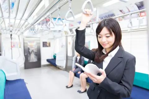 【都内or地方】家族3人で都内に住んで移動は電車やタクシーを利用するのと、地方に住んで車を購入するのとではどちらが安いですか？