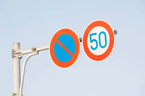 「スピード違反」の定義とは？ 「罰則」や「違反のリスク」などについても解説