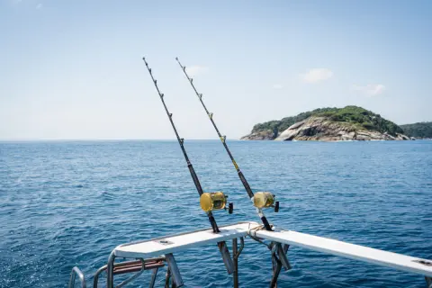 「釣り」が趣味の夫。毎月“道具”や“エサ代”で「3万円」かかっているのですが、普通なのでしょうか？