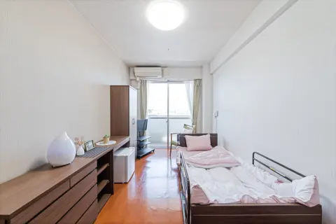 両親が介護施設へ入所し、介護度が高くなる場合、施設によって月々の負担も大きくなる？ 利用料金の違いを解説