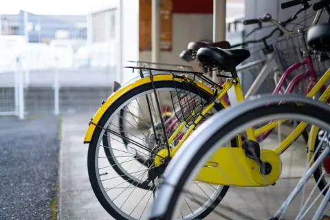 駅前のマンションに引っ越したら、駐輪場に「見知らぬ自転車」が！ 駅前の「有料駐輪場」の代わりに使ってるみたいだけど、勝手に施錠すると「器物損壊」に!? 対処方法を解説