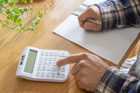 毎月カツカツで貯金ができない！ その問題「固定費」を見直せば解決するかも？ 固定費、サブスク、貯金・資産運用…… どこからどうやるべき？