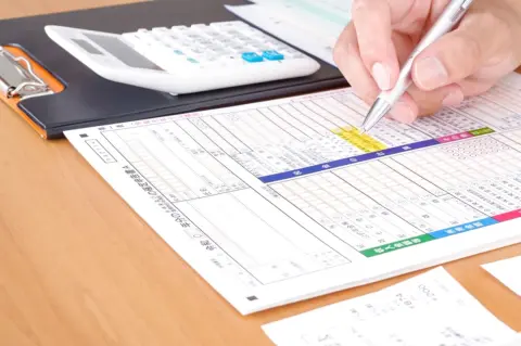 年金受給したての友人が「確定申告しないと…」と言っていました。年金収入が「400万円」以上ということは、現役時代かなり稼いでいたのでしょうか？