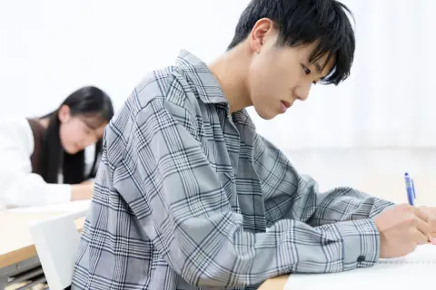 浪人した息子を予備校に通わせる場合、年間の学費はどのくらいになるの？