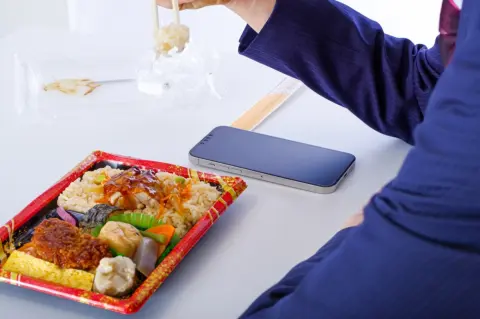 息子が毎日仕事が忙しく、昼も夜も「コンビニ弁当」だそうです。コンビニ弁当だと栄養が偏ってしまうのでしょうか？