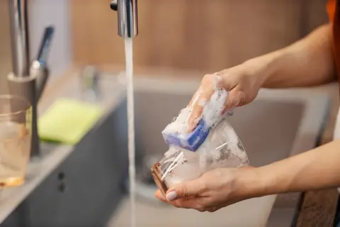 食器洗い15分で発生する費用は？ お湯と水それぞれの費用を解説