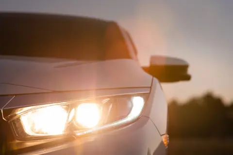 ハイビームを点けていいのはどんなとき？「違反行為」に該当することはある？