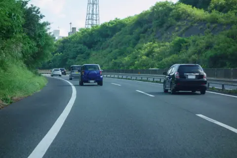 高速道路でずっと「右端の車線」を走る車。違反にはならないのでしょうか？