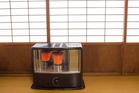 「エアコンの暖房」をつけっぱなしにするのと「電気ストーブ」では、どちらの方が電気代は安くなる？ それぞれの「運転費用」などを詳しく解説