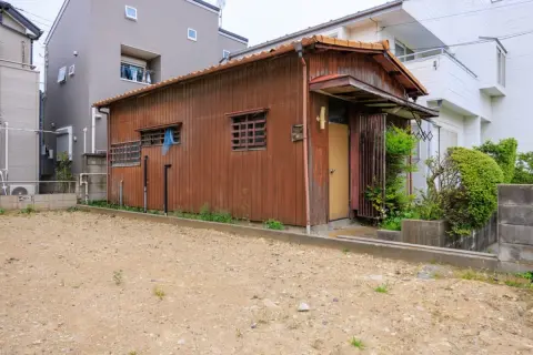 実家をつぶして「駐車場」にするという兄。地方ですが儲かるのでしょうか？「空き家のまま・更地・駐車場」の固定資産税について解説