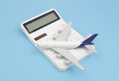 娘が高校の卒業旅行で「沖縄」へ行く予定です。羽田沖縄間で「往復2万円」程度だそうですが、そんなものなのでしょうか？