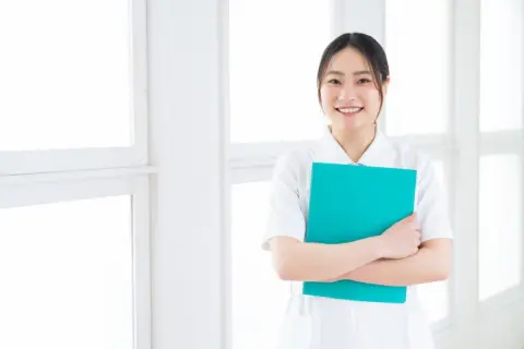 「看護師」は「年齢」ごとにどれだけの収入差があるの？役職別の収入についても解説