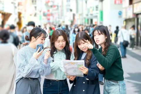 専門学校の友人と卒業旅行へ行くためにバイトを頑張っている娘。同級生は旅費を親が出すそうなのですが、普通なのでしょうか…？