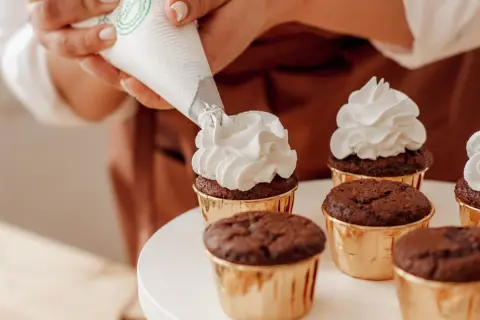 「パティシエ」の「年収」はどのくらい？ 給与所得者全体の平均年収と比較し解説