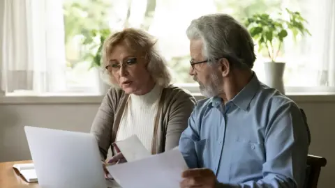 都内に住む50代共働き夫婦です。我が家の貯蓄は「480万円」ですが、世間と比べて低いのでしょうか？